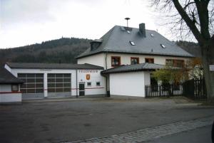 Feuerwehrhalle und Kindergarten