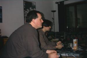Dieter und Vogel spielen Playstation